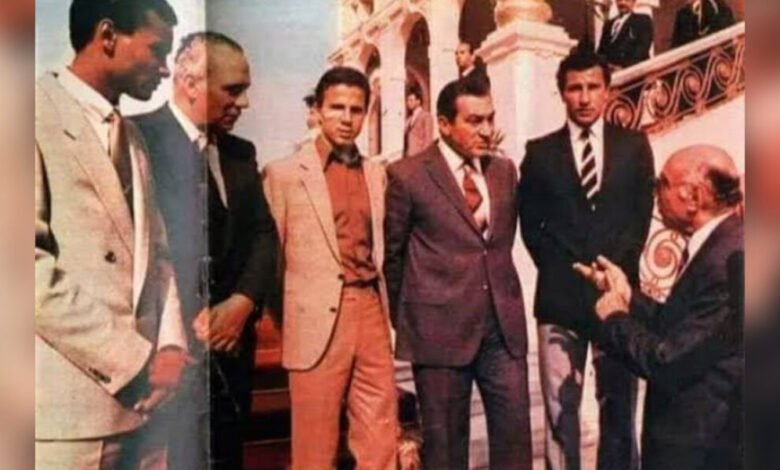 نجل مبارك ينشر صورة لوالده مع أحد أساطير كرة القدم في مصر